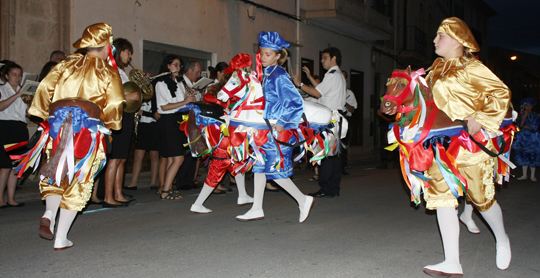 Mallorquinischen Tänze der „Cavallets” (Pferdchen)