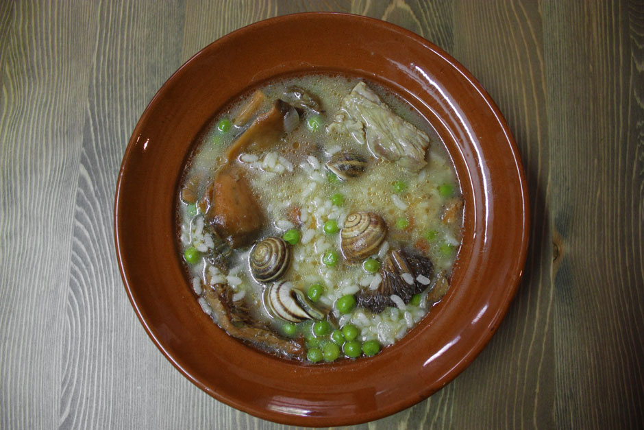 Der mallorquinische „Arròs Brut“ (wörtl. „dreckiger Reis“)