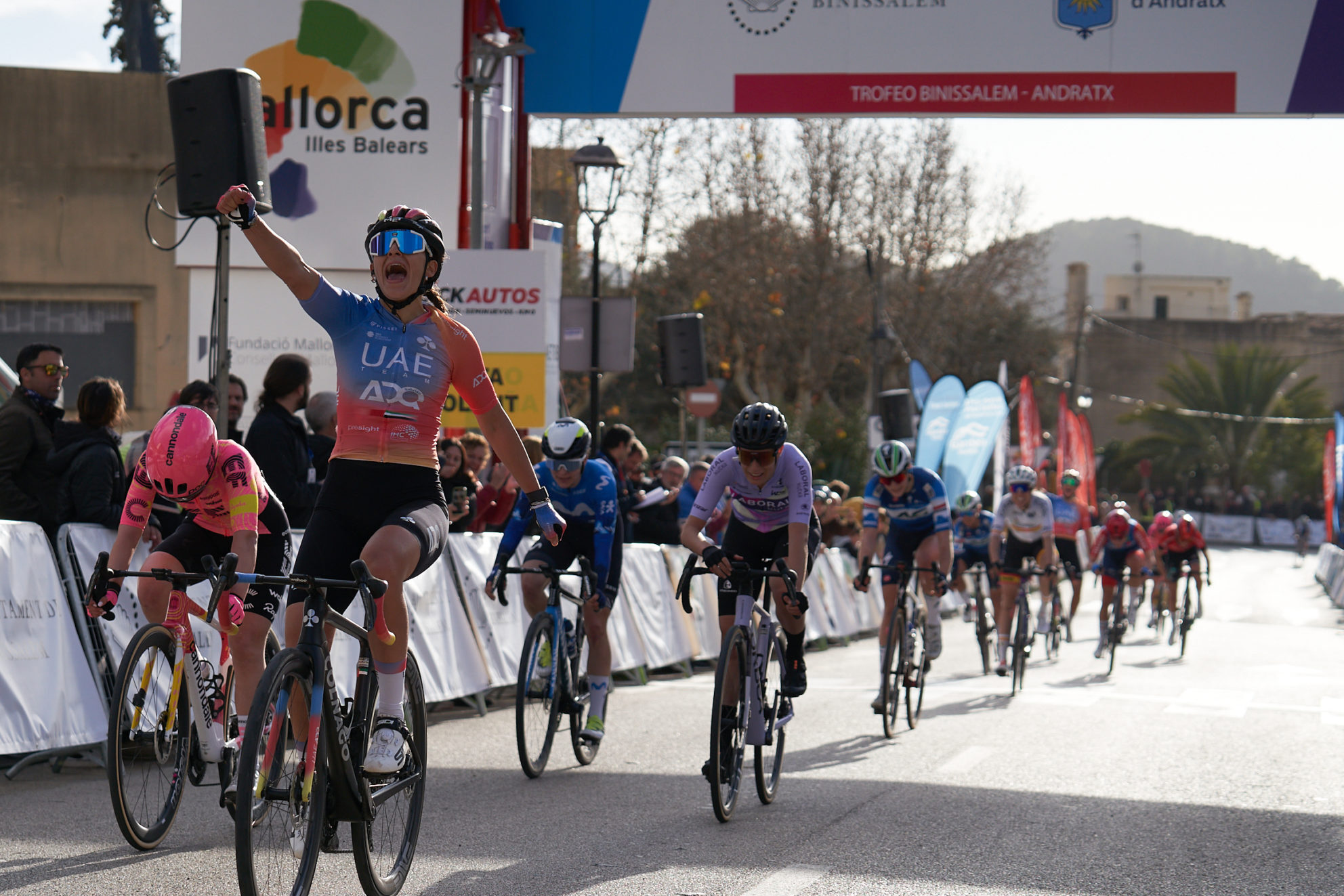 La italiana Victoria de Eleanora Gasparrini, del UAE Team ADQ, se impuso en la última prueba de la Challenge Ciclista Mallorca Femenina